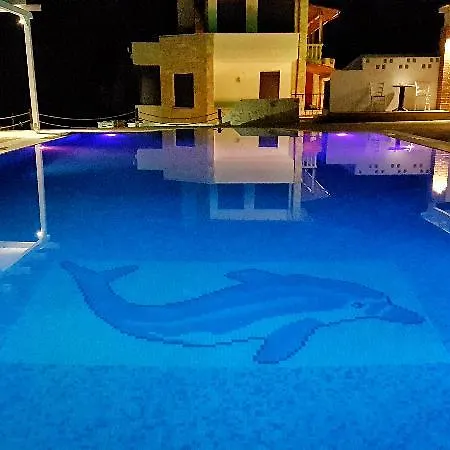 Bungalow White And Suits Hotel